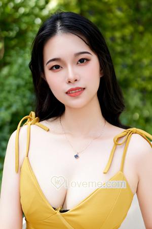 214175 - Yutong Age: 23 - China